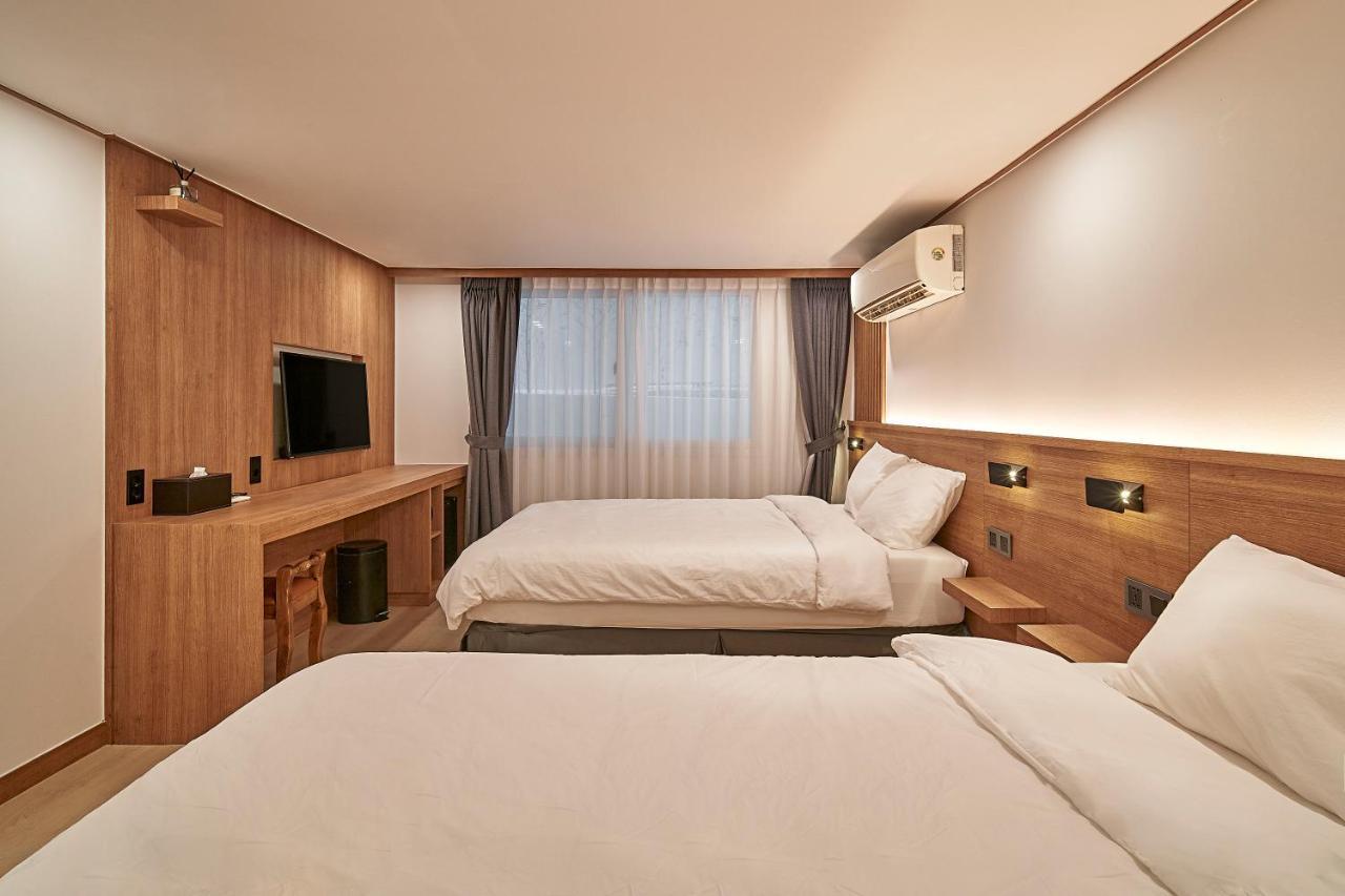 Monday Cracker Hongdae Hotel โซล ภายนอก รูปภาพ