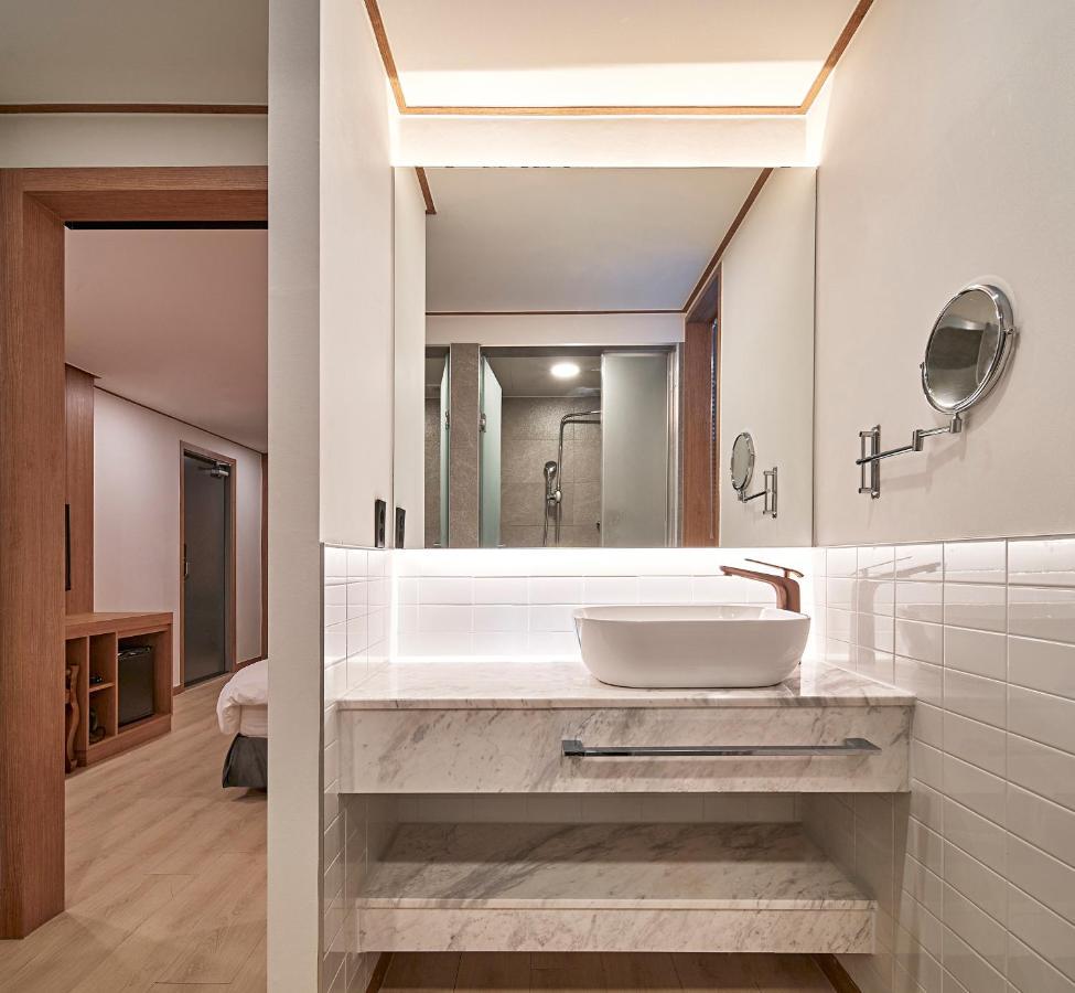 Monday Cracker Hongdae Hotel โซล ภายนอก รูปภาพ