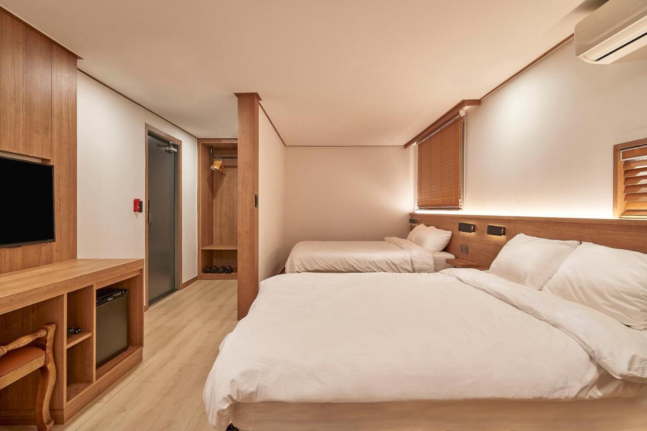 Monday Cracker Hongdae Hotel โซล ภายนอก รูปภาพ