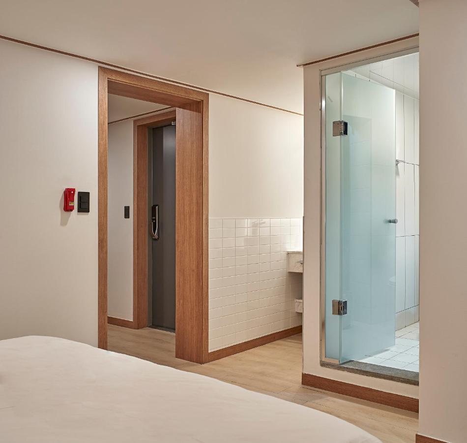 Monday Cracker Hongdae Hotel โซล ภายนอก รูปภาพ