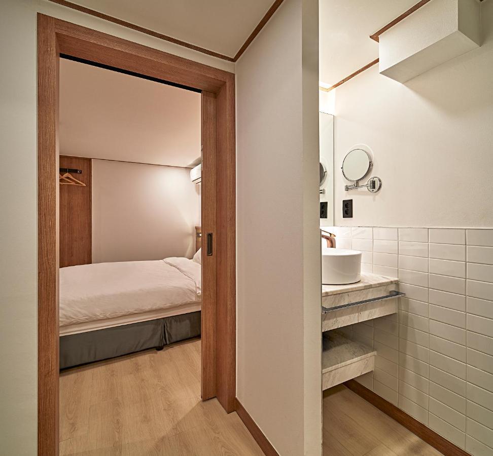 Monday Cracker Hongdae Hotel โซล ภายนอก รูปภาพ