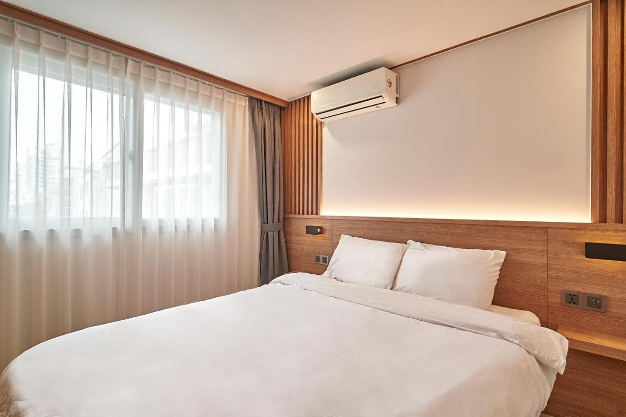 Monday Cracker Hongdae Hotel โซล ภายนอก รูปภาพ