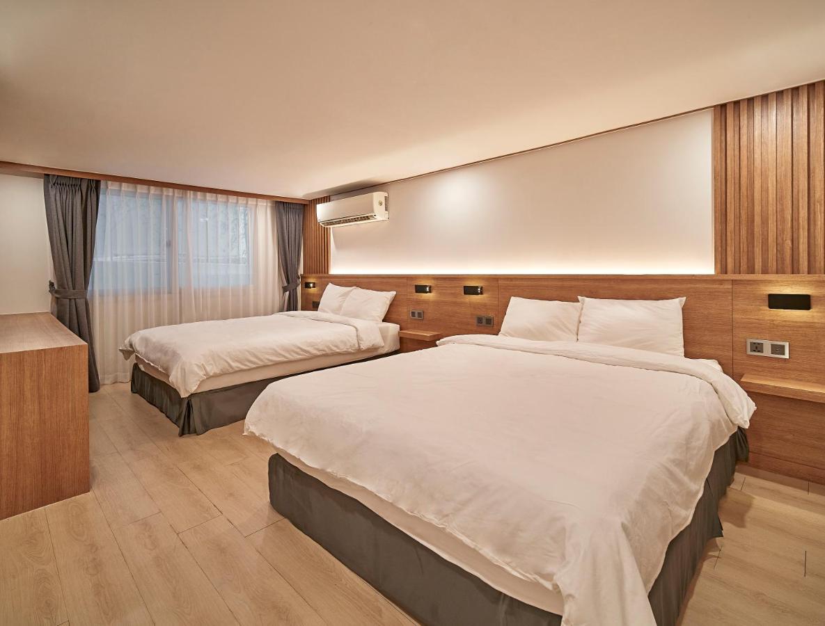 Monday Cracker Hongdae Hotel โซล ภายนอก รูปภาพ