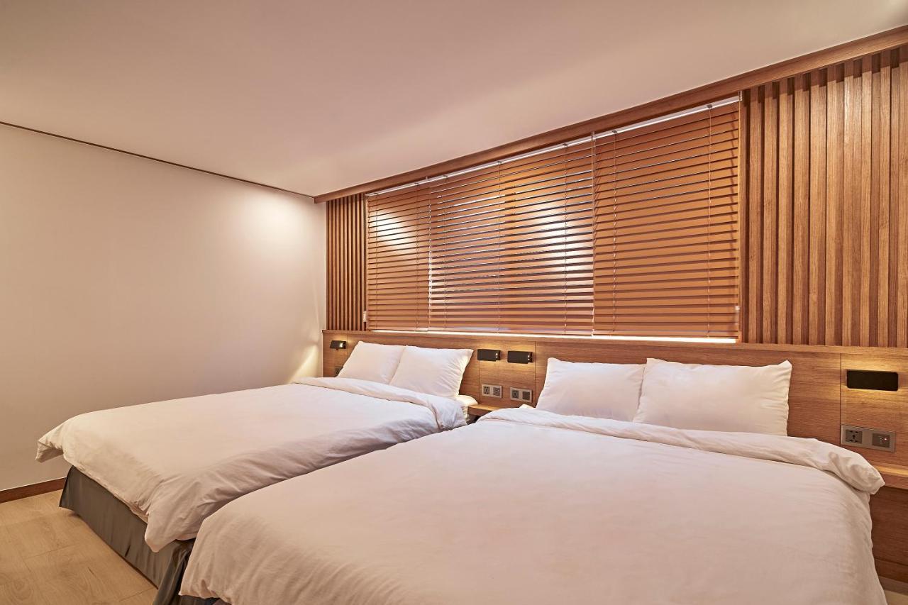 Monday Cracker Hongdae Hotel โซล ภายนอก รูปภาพ